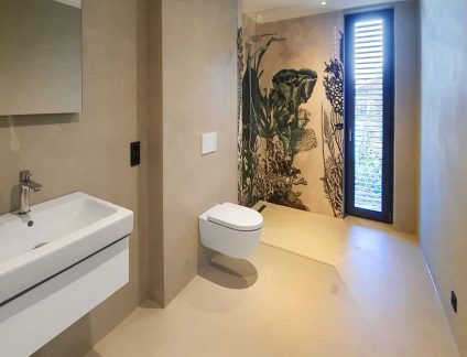 1Bäder 31Bad Dusche Koralle Bodenfenster 20191210_121253 V2 1920px